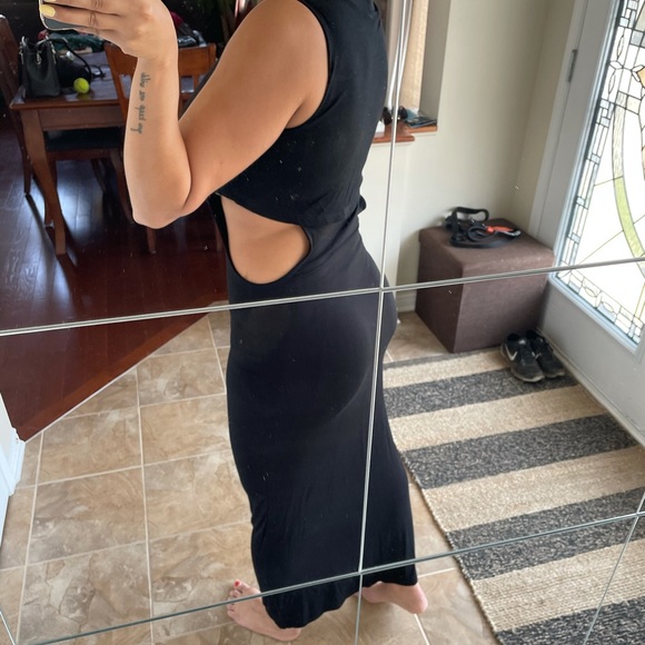 Maxi dress with sexy side cutout - Picture 2 of 3